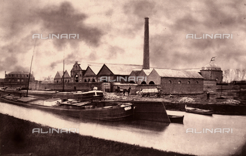 FCC-F-012529-0000 - A brewery along the banks of a river. In front of the establishment a horse-drawn carriage used for the transport of kegs is visible. - Date of photography: 1901-1902 - Alinari Archives, Florence