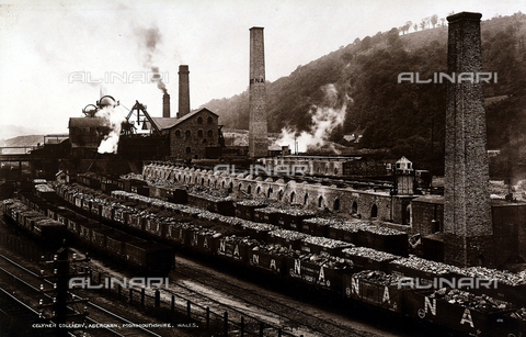 FCC-F-012820-0000 - Railroad cars full of coal, located on the tracks near a working factory. Photograph taken in Abercan, Monmouthshire, a region in Wales - Date of photography: 1900 ca. - Alinari Archives, Florence