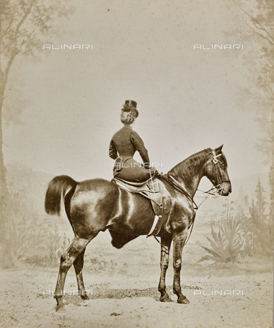FCC-F-012890-0000 - Woman on horseback photographed from behind. - Date of photography: 1900 ca. - Alinari Archives, Florence