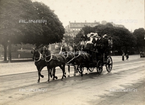 FCC-F-012901-0000 - Gentlemen in a carriage in a park in Paris. - Date of photography: 1908 - Alinari Archives, Florence