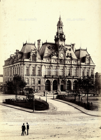 FCC-F-013038-0000 - A building in Limoges. Two men talking in the square in front - Date of photography: 1890 ca. - Alinari Archives, Florence