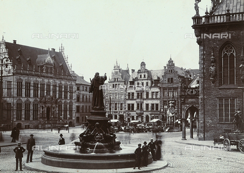 FCC-F-013973-0000 - The market and central square of Bremen. On the left, the town hall (Rathaus) - Date of photography: 1895 ca. - Alinari Archives, Florence