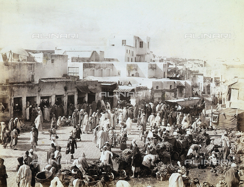 FCC-F-014799-0000 - People of Tunis in a city square, used for the market - Date of photography: 1890 ca. - Alinari Archives, Florence