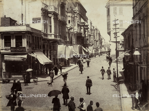FCC-F-014847-0000 - People passing along an avenue in a Turkish city - Date of photography: 1900 ca. - Alinari Archives, Florence