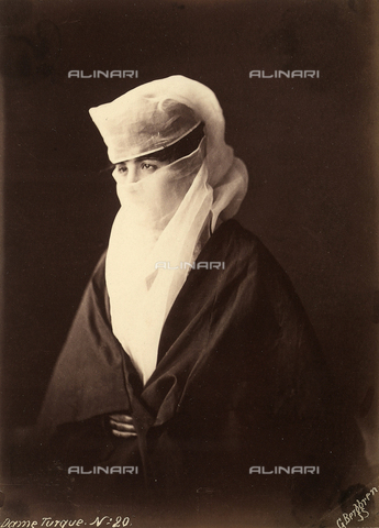 FCC-F-014858-0000 - Turkish woman with her face covered by a chador - Date of photography: 1880 ca. - Alinari Archives, Florence
