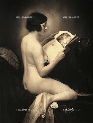 FCC-F-015685-0000 - Female nude with newspaper - Date of photography: 1920-1925 ca. - Alinari Archives, Florence