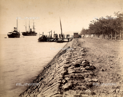 FCC-F-016223-0000 - Riverside of the Suez Canal with some people waiting for boats - Date of photography: 1880 - 1890 ca. - Alinari Archives, Florence