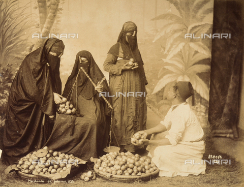 FCC-F-016433-0000 - Women apple sellers in Egypt - Date of photography: 1880 - 1890 ca. - Alinari Archives, Florence