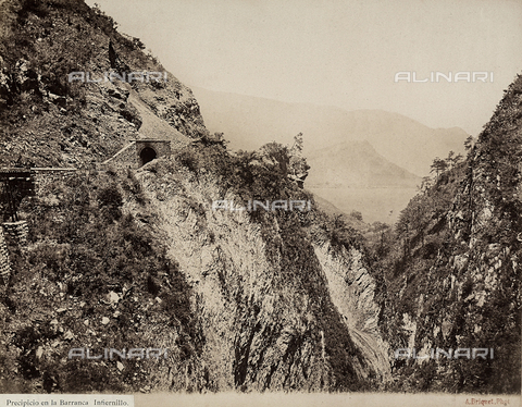 FCC-F-016775-0000 - A stretch of the railway over the Infiernillo gorge in Mexico. - Date of photography: 1880 - 1890 ca. - Alinari Archives, Florence