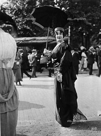 FCC-F-017283-0000 - "Fashion at the Races": a female spectator at the "Journée des drags," Auteuil, France - Date of photography: 17/06/1913 - Alinari Archives, Florence