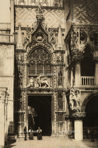 FCC-F-021069-0000 - The Porta della Carta and the groug of the Tetrarchs, in the Ducal Palace, Venice - Date of photography: 1900 - Alinari Archives, Florence