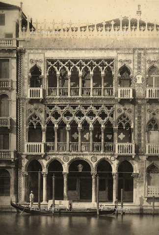 FCC-F-021073-0000 - The faà§ade of a palace on the Canal Grande, Venice. A gondola is tied up outside the entrance - Date of photography: 1900 - Alinari Archives, Florence