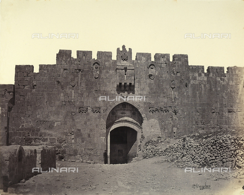 FCC-F-022668-0000 - The Gate of Saint Stephen or of the Lions or Bab Sitti Maryam, part of the ancient city walls in Jerusalem - Date of photography: 1870 - 1880 ca. - Alinari Archives, Florence