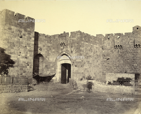 FCC-F-022670-0000 - The Gateway of Jaffa, part of the ancient city walls in Jerusalem - Date of photography: 1870 - 1880 ca. - Alinari Archives, Florence