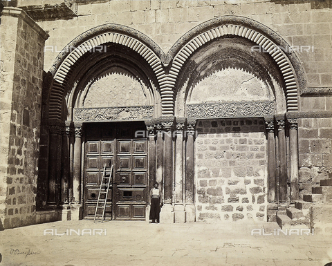 FCC-F-022675-0000 - Entranceway to the Basilica of the Holy Sepulchre, in Jerusalem - Date of photography: 1870 - 1880 ca. - Alinari Archives, Florence
