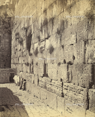 FCC-F-022677-0000 - Some believers praying at the Wailing Wall, in Jerusalem - Date of photography: 1870 - 1880 ca. - Alinari Archives, Florence