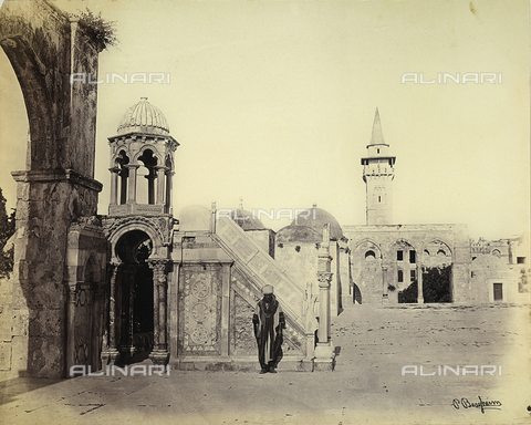 FCC-F-022685-0000 - A man photographed near the entrance portico of the Mosque of Omar, Jerusalem - Date of photography: 1870 - 1880 ca. - Alinari Archives, Florence