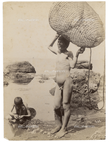 FVD-S-006542-0C77 - Nude adolescents with a fish trap - Date of photography: 1900 ca. - Donazione Biondi / Alinari Archives, Florence