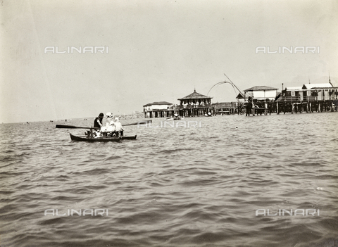 FVQ-F-008940-0000 - Bathing establishments in the Tuscan sea - Date of photography: 1920-1929 - Alinari Archives, Florence