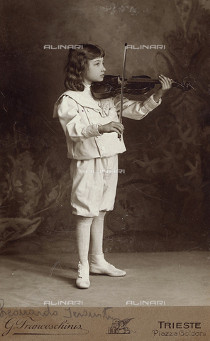FVQ-F-017583-0000 - Portrait of a boy with a violin - Date of photography: 1900-1910 ca. - Alinari Archives, Florence