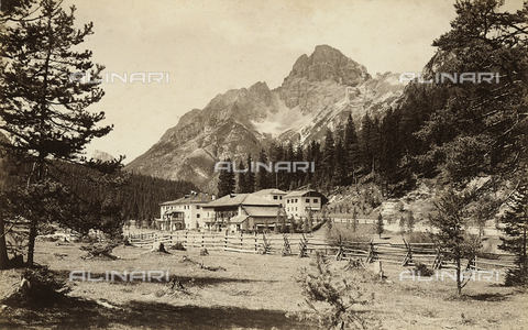 FVQ-F-021363-0000 - Town of Carbonin (Schluderbach), Bolzano. The Croda Rossa mountain chain is in the background - Date of photography: 1890 - 1900 ca. - Alinari Archives, Florence