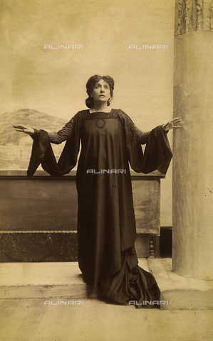 FVQ-F-028238-0000 - Eleonora Duse acting in "La città morta", a play by Gabriele d'Annunzio - Date of photography: 1891-1895 ca - Alinari Archives, Florence