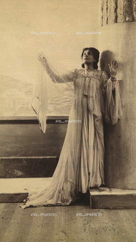 FVQ-F-028239-0000 - Eleonora Duse acting in "La città morta", a play by Gabriele d'Annunzio - Date of photography: 1891-1895 ca - Alinari Archives, Florence