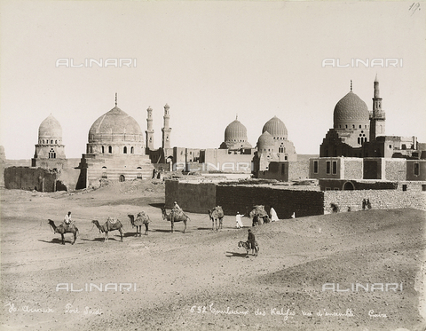 FVQ-F-030260-0000 - Bedouin caravan near the Tombs of the Abbasidi Caliphs, Cairo - Date of photography: 1880 ca. - Alinari Archives, Florence
