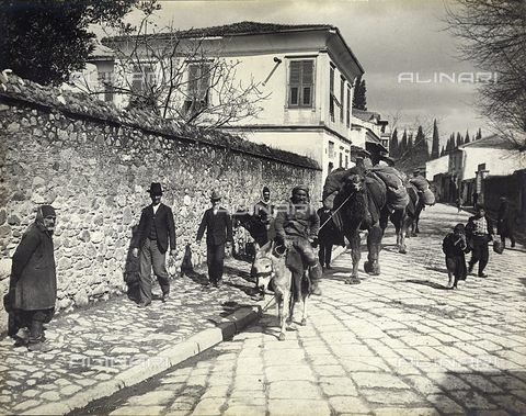 FVQ-F-030599-0000 - Camel-back transport of goods in a street of Smyrna, Turkey - Date of photography: 1912 - Alinari Archives, Florence