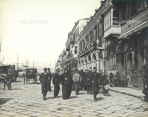 FVQ-F-030603-0000 - View with people of the dock of Smyrna in Turkey - Date of photography: 1912 - Alinari Archives, Florence