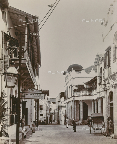 FVQ-F-030612-0000 - Road with shops in Zanzibar - Date of photography: 1900 ca. - Alinari Archives, Florence