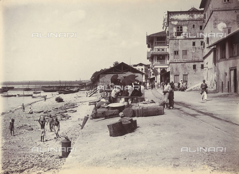 FVQ-F-030618-0000 - Stone Town animated road on Zanzibar Island - Date of photography: 1900 ca. - Alinari Archives, Florence