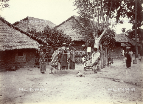 FVQ-F-030619-0000 - Group of women in a village on the island of Zanzibar - Date of photography: 1900 ca. - Alinari Archives, Florence