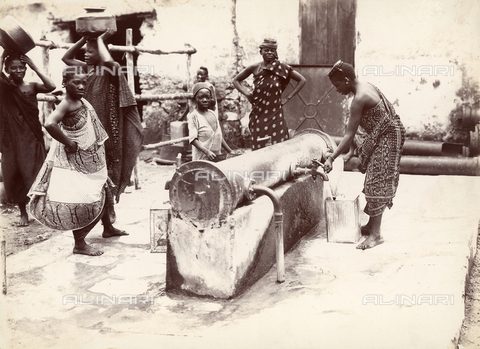 FVQ-F-030621-0000 - Daily life on the island of Zanzibar: group of women filling the water tanks - Date of photography: 1900 ca. - Alinari Archives, Florence