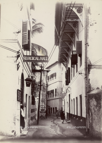 FVQ-F-030622-0000 - Animated view of Maisi Road in Stone Town on the island of Zanzibar - Date of photography: 1900 ca. - Alinari Archives, Florence