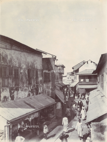 FVQ-F-030627-0000 - Animated view of Larayani Street in Stone Town on the island of Zanzibar - Date of photography: 1900 ca. - Alinari Archives, Florence