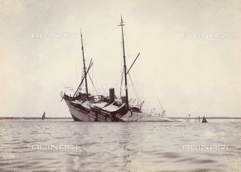 FVQ-F-030628-0000 - Sinking boat in front of the island of Zanzibar - Date of photography: 1900 ca. - Alinari Archives, Florence