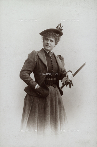 FVQ-F-039110-0000 - Portrait of a woman - Date of photography: 1890 ca. - Alinari Archives, Florence