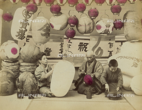 FVQ-F-040233-0000 - Japanese lanterns painters - Date of photography: 1860-1870 ca. - Alinari Archives, Florence