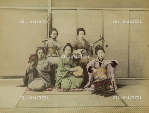 FVQ-F-040253-0000 - Young Japanese musicians - Date of photography: 1863-1868 - Alinari Archives, Florence