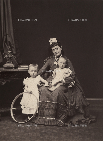 FVQ-F-044622-0000 - Portrait of a mother with two small children - Date of photography: 1865 - 1875 - Alinari Archives, Florence