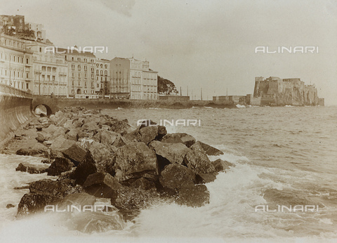 FVQ-F-046983-0000 - View of the waterfront of Naples with Castel dell'Ovo in the background - Date of photography: 1900 ca. - Alinari Archives, Florence