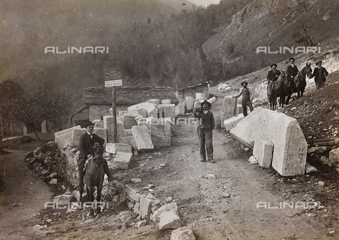 FVQ-F-046994-0000 - Portrait of a group of men at the Catella Enterprises for marble processing, Moncalieri - Date of photography: 1900 ca. - Alinari Archives, Florence