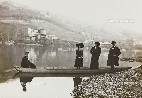 FVQ-F-047000-0000 - Group of people on a boat in a lake - Date of photography: 1900 ca. - Alinari Archives, Florence