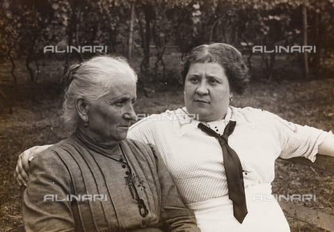 FVQ-F-047005-0000 - Portrait of two women in a garden - Date of photography: 1900 ca. - Alinari Archives, Florence