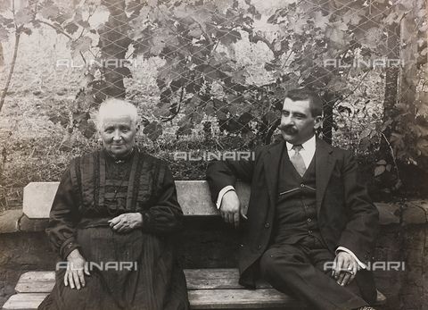 FVQ-F-047007-0000 - Portrait of a man and an elderly woman in a garden - Date of photography: 1900 ca. - Alinari Archives, Florence