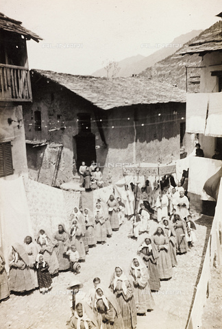 FVQ-F-047011-0000 - Religious procession - Date of photography: 1900 ca. - Alinari Archives, Florence