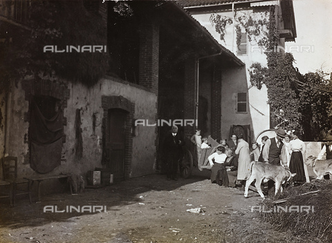 FVQ-F-047017-0000 - Group of people photographed in front of a country house - Date of photography: 1900 ca. - Alinari Archives, Florence