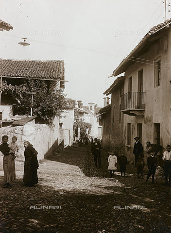 FVQ-F-047020-0000 - Animated view of a street in a village - Date of photography: 1900 ca. - Alinari Archives, Florence