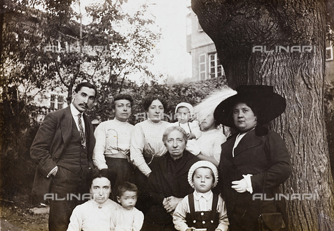FVQ-F-047022-0000 - Group portrait in a garden - Date of photography: 1900 ca. - Alinari Archives, Florence